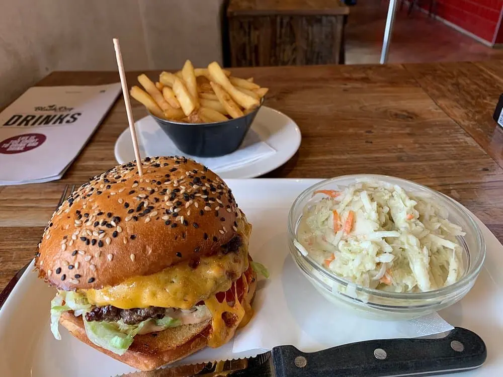 cheeseburger s hranolkama a salatem coleslaw