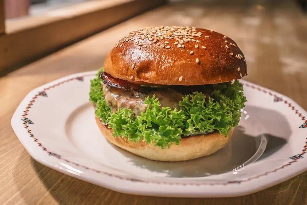 burger na taliri se salatem a masem