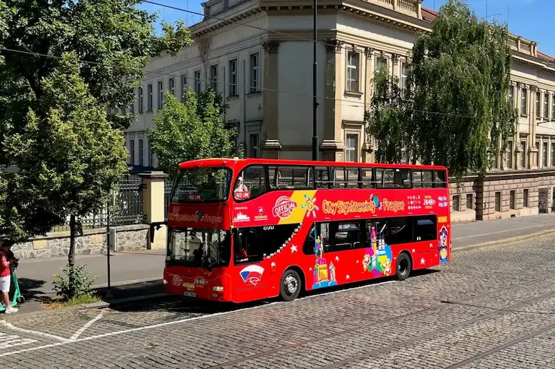 autobus hop on hop off v prazske ulici