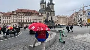 Fotografie chlápka s deštníkem na staroměstském náměstí 