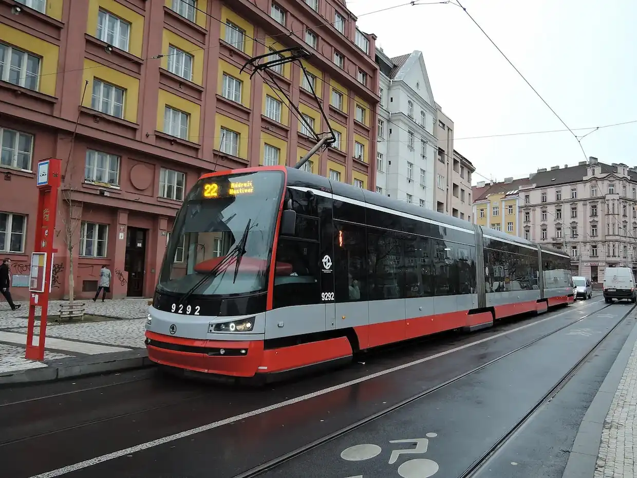 tramvaj cislo 22 v prazske ulici