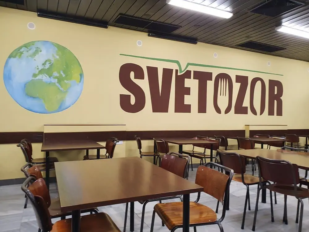  jídelna světozor z vnitřku, kde v pravé části obrázku je zeměkoule a vedle ní nápis SVĚTOZOR. 