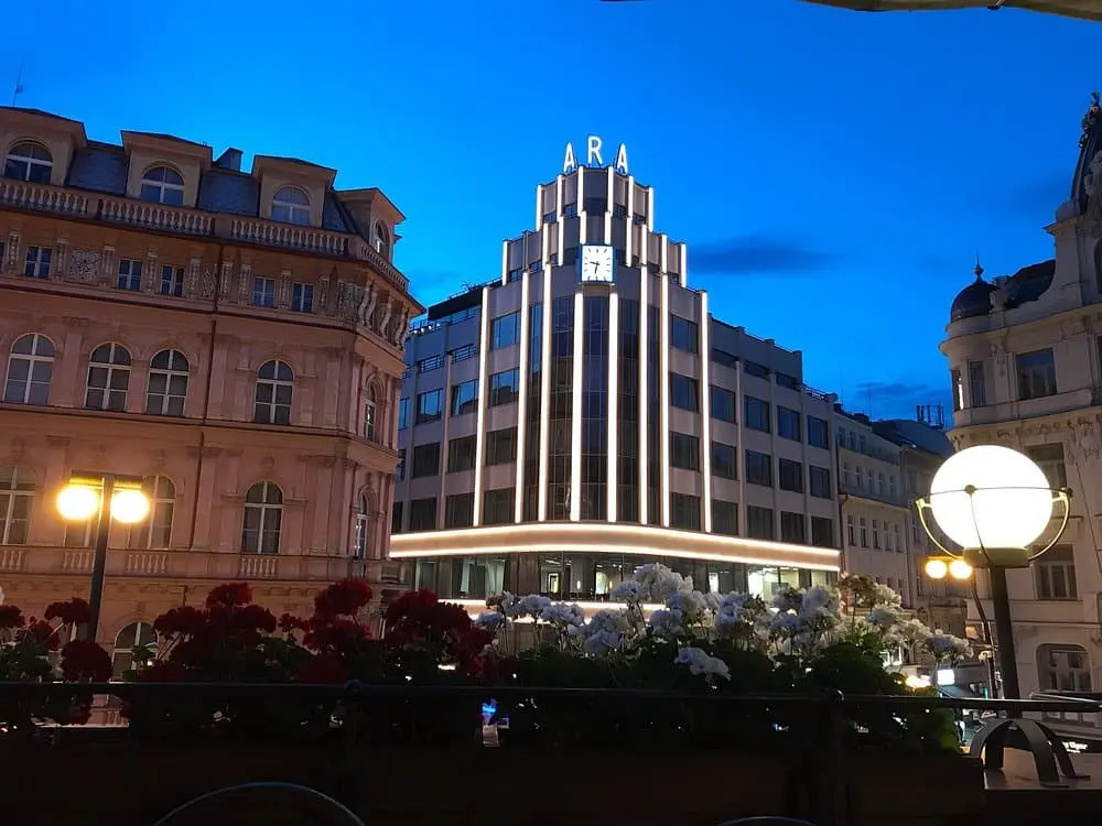 noční fotografie s pohledem na noční Jungmannovo náměstí