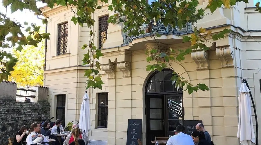 Venkovní posezení při jarním období v krásné kavárně
