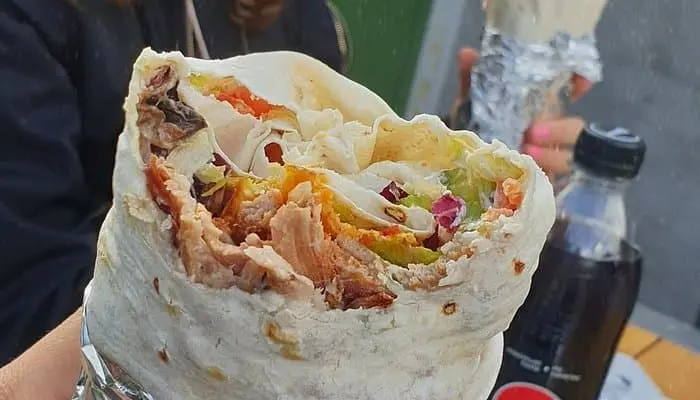 doner kebab z blízka v alobalu