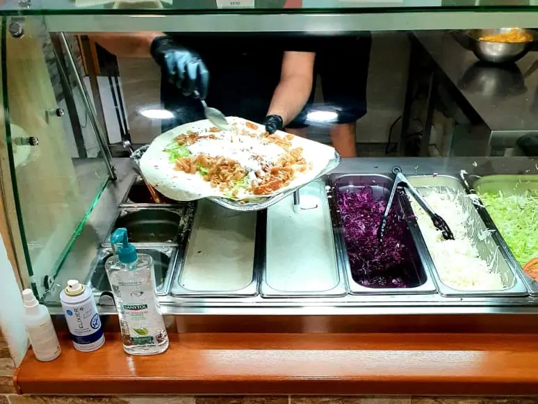pohled na pracovnika ktery dela zakaznikova doner kebab