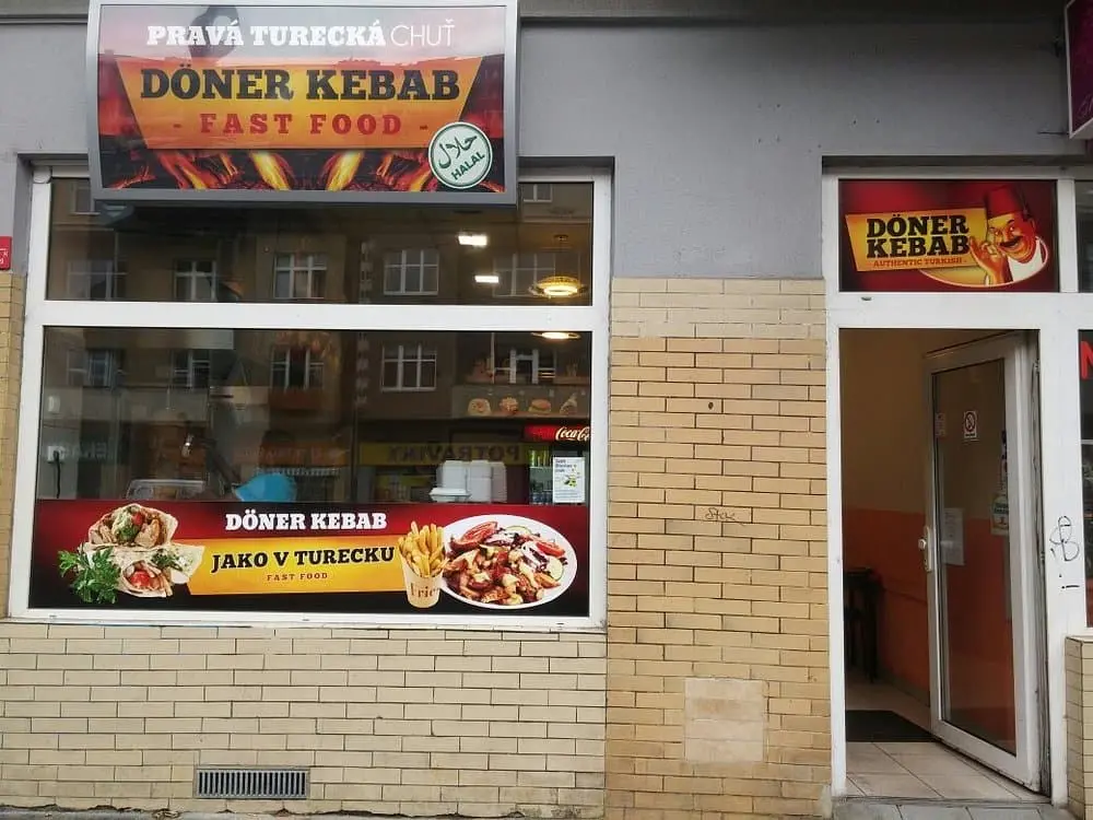 pohled na kebabarnu, kde vlevo je videt dovnitr a vpravo je vstup