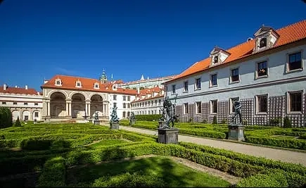 valdstejnsky palac a jeho zahrada pri krasne modre obloze