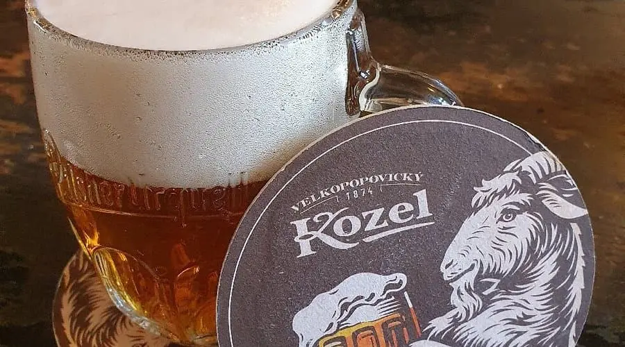 pivo značky kozel kde je pullitr a podtácek vedle s logem kozel