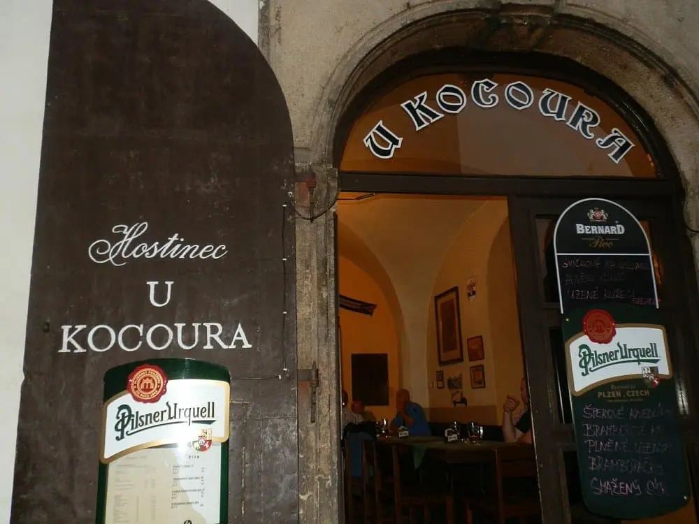 exterier kde na pravé strabně obrázku je nápis hostnicec u kocoura a pod ním je menu. v pravé části je vstup do hostince