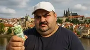 nastvany tlusty rulickar s penezma v ruce