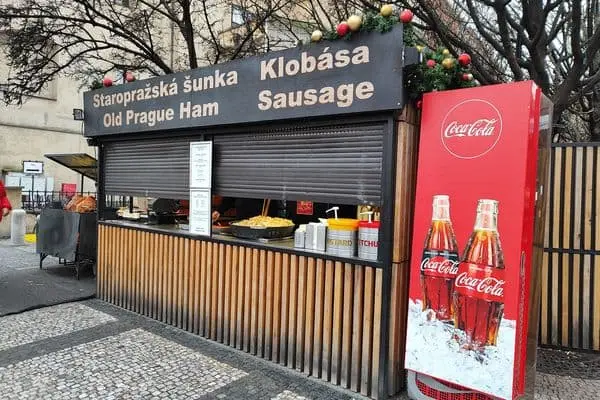 stánek s šunkou na Staroměstském náměstí