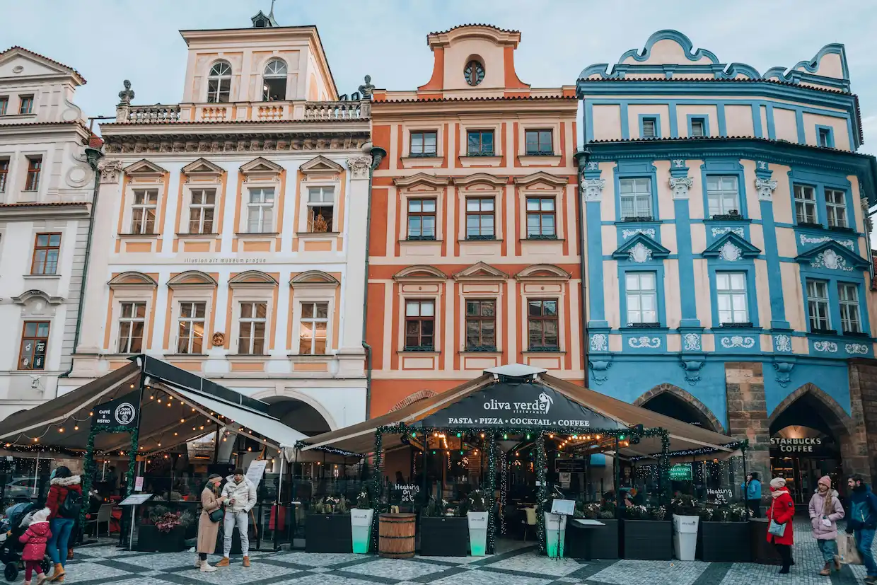 Fotografie baraků na staroměstském náměstí kde se nachází restaurace