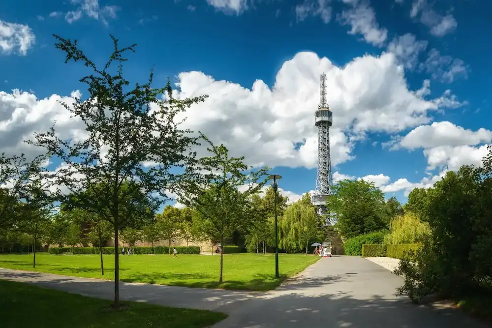 petrin z parku pri polojasnu
