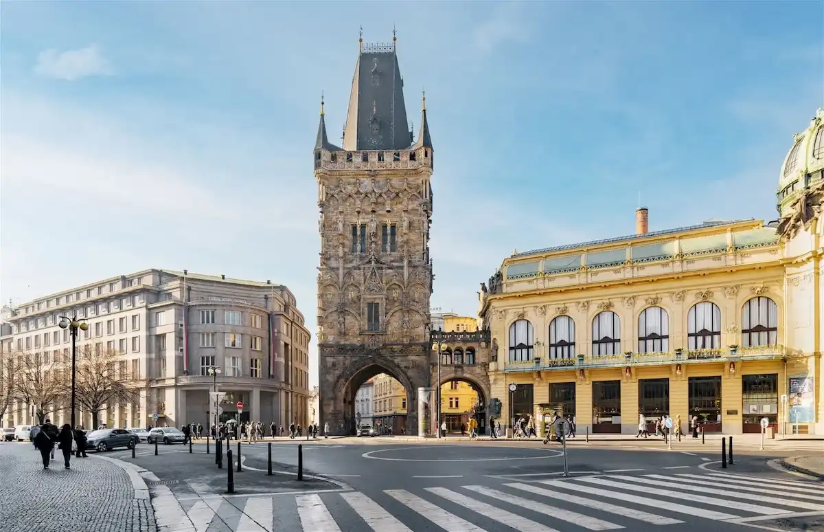primy pohled na prasnou branu pri modre obloze