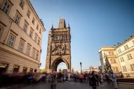 blizky pohled na mosteckou vez pri modre obloze bez mraku, foceno na dlouhou expozici protoze turisti udelali pohyb