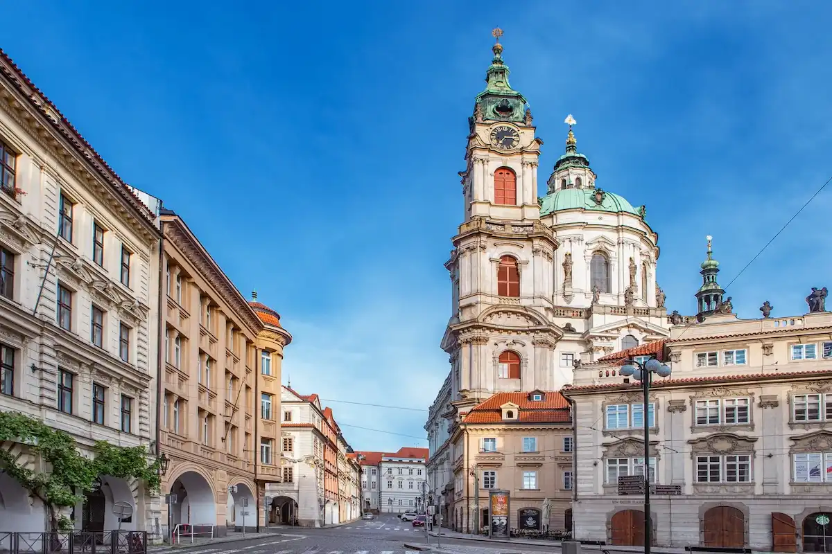 Svatomikulášská městská zvonice v prave casti obrazku pri modre obloze